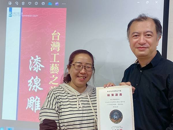 今天是 華梵大學 漆線雕班 這學年度 最後一堂 在充滿歡樂的