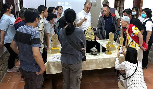 今天在新店十四張歷史建築園區  龍耀文資講堂 陰雨綿綿 想說