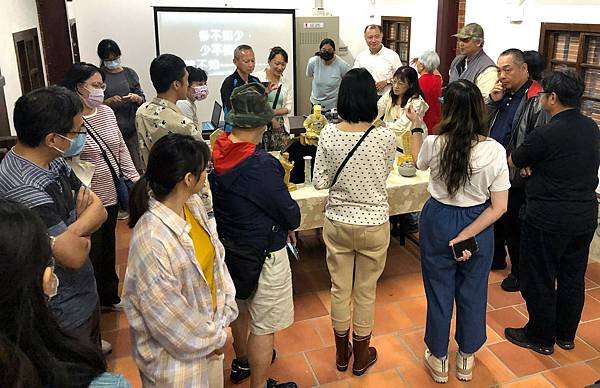 今天在新店十四張歷史建築園區  龍耀文資講堂 陰雨綿綿 想說