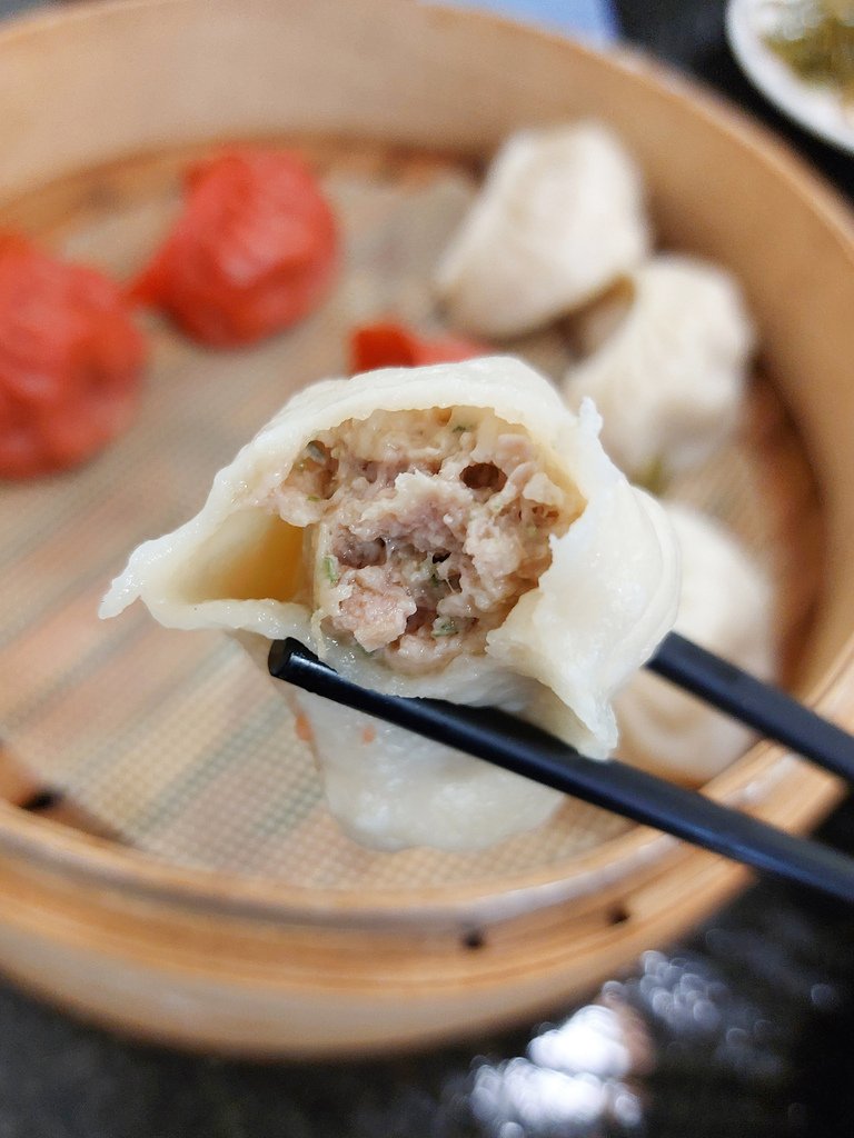 令人驚豔的多汁蒸餃湯包【聚圓上海點心總匯】巷子裡溫馨可愛的小