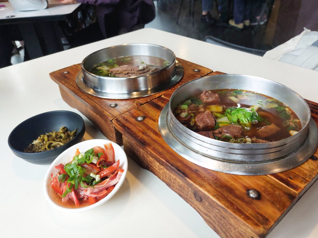 牛肉麵控必吃！桃園龜山【聞香坊牛肉麵】紅燒清燉一次滿足，在地