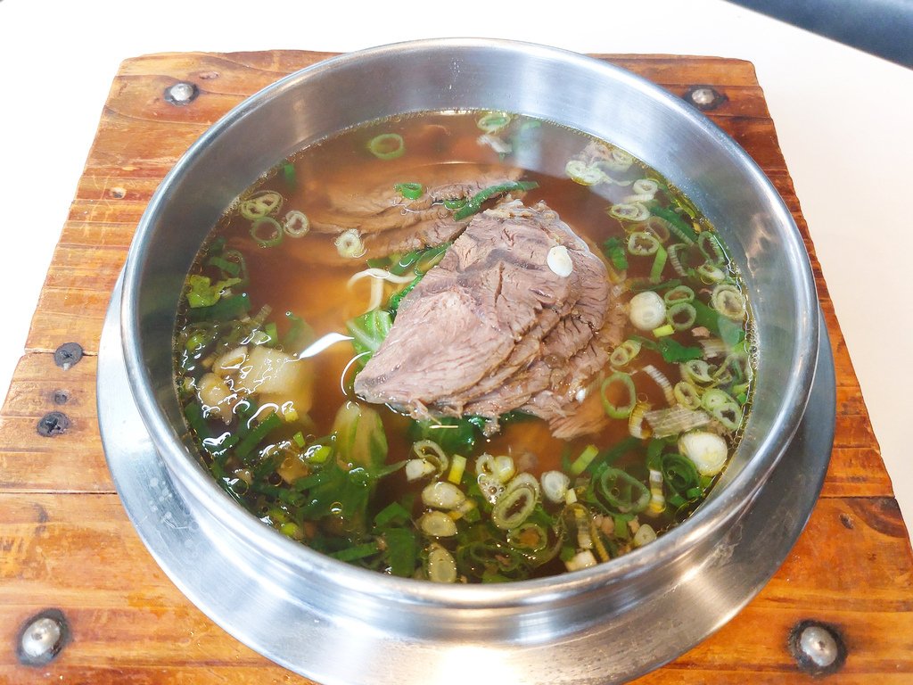 牛肉麵控必吃！桃園龜山【聞香坊牛肉麵】紅燒清燉一次滿足，在地