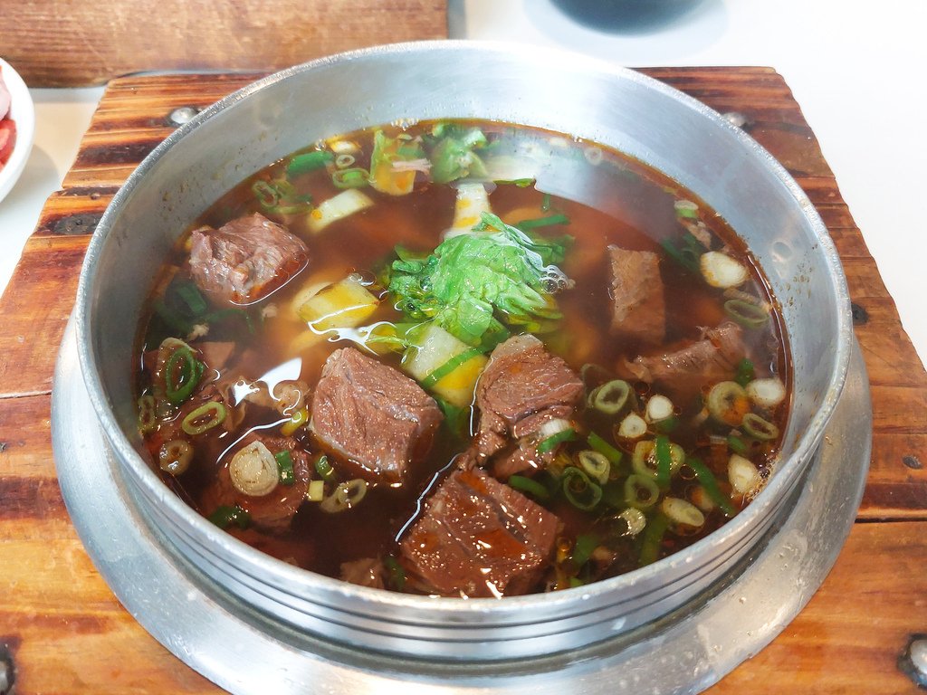牛肉麵控必吃！桃園龜山【聞香坊牛肉麵】紅燒清燉一次滿足，在地
