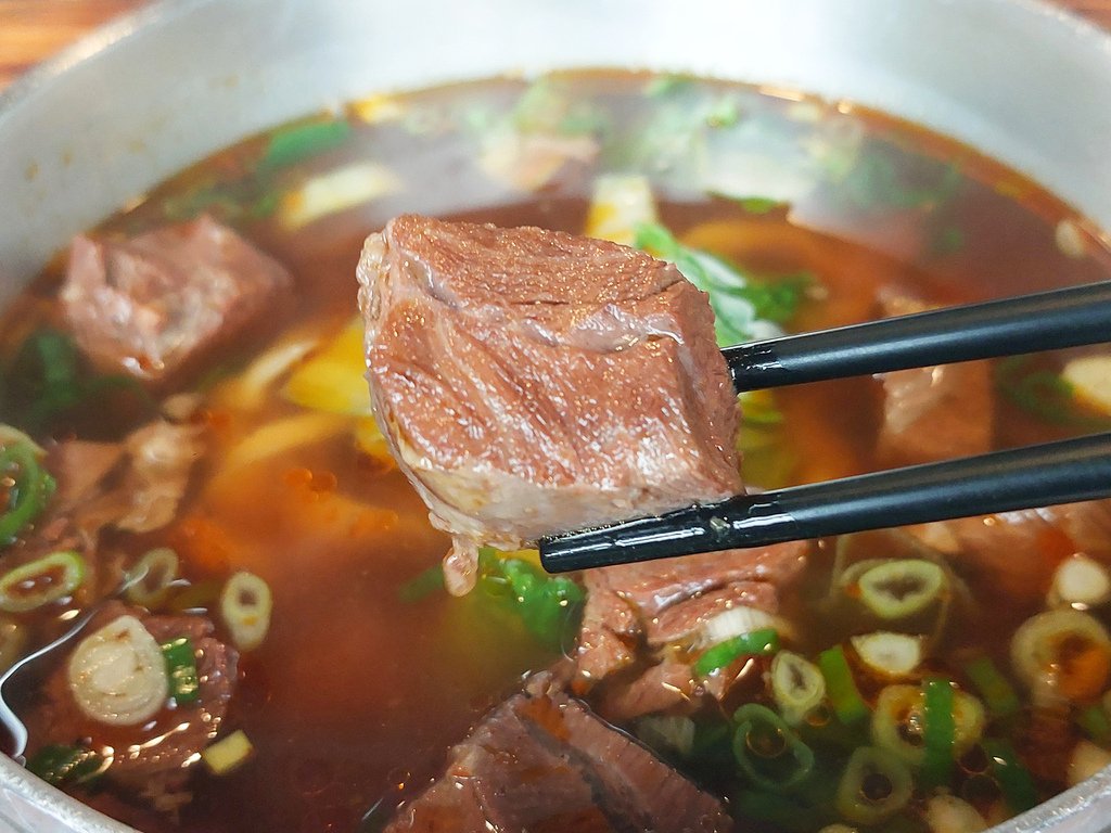牛肉麵控必吃！桃園龜山【聞香坊牛肉麵】紅燒清燉一次滿足，在地
