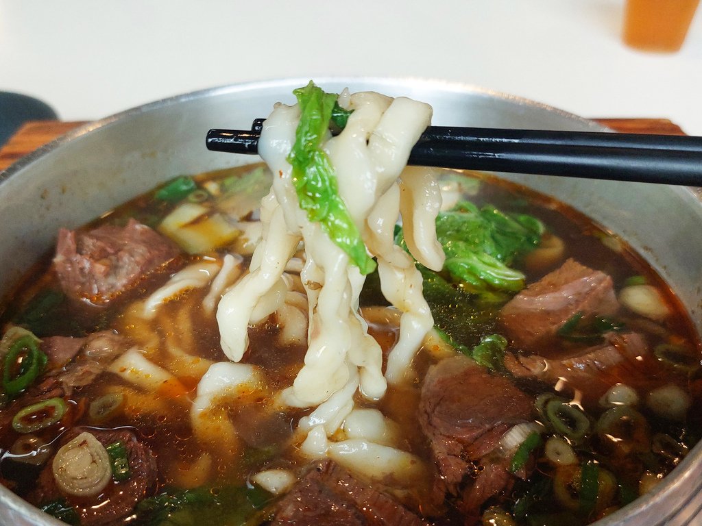 牛肉麵控必吃！桃園龜山【聞香坊牛肉麵】紅燒清燉一次滿足，在地