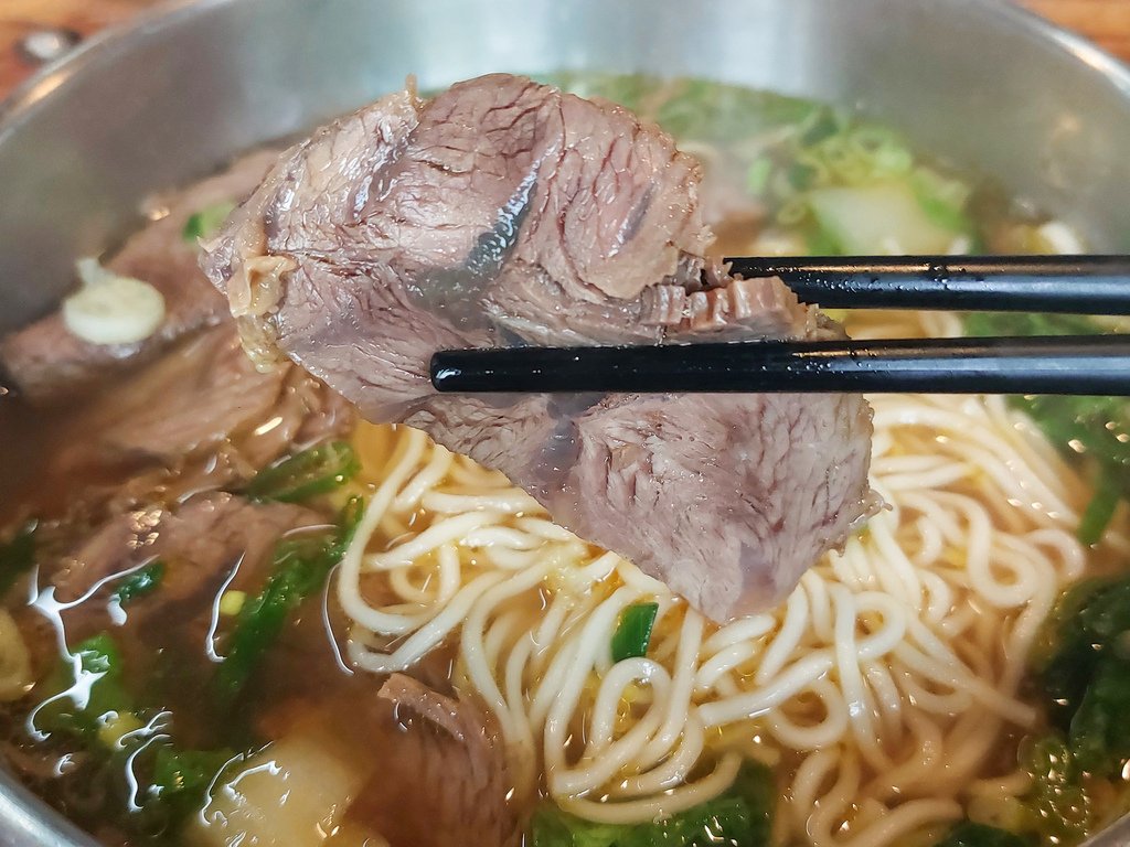牛肉麵控必吃！桃園龜山【聞香坊牛肉麵】紅燒清燉一次滿足，在地