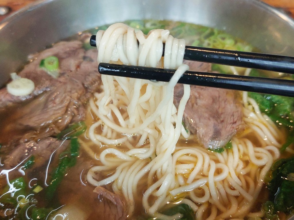 牛肉麵控必吃！桃園龜山【聞香坊牛肉麵】紅燒清燉一次滿足，在地