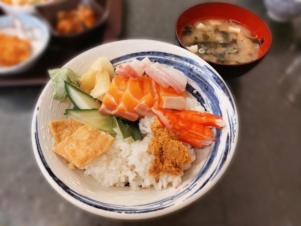 生魚片厚切超豪邁！桃園龜山銘傳，讓人回味無窮的平價日式料理【