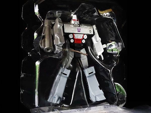 2011年 メガトロン  G1 破壊大帝 ( 高さ約 8cm