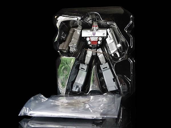 2011年 メガトロン  G1 破壊大帝 ( 高さ約 8cm