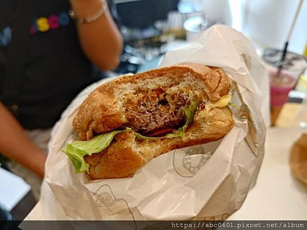【泰國】曼谷平價美式漢堡｜泰國牛肉漢堡加上濃郁起司只要99元