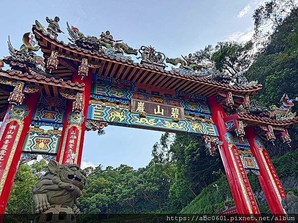 碧山巖開漳聖王廟的停車場旁，為臺北市