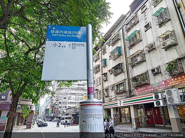 碧山巖開漳聖王廟的停車場旁，為臺北市