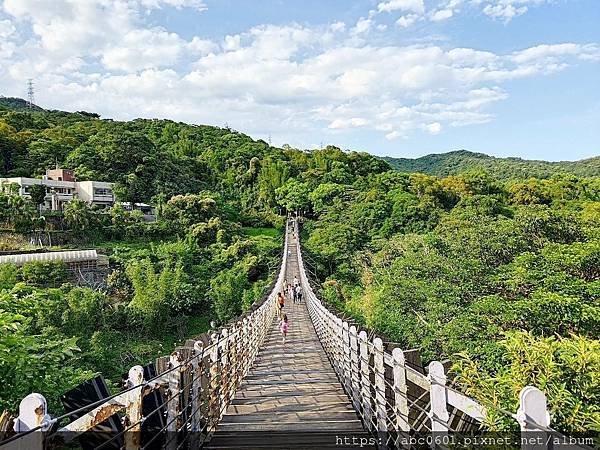 碧山巖開漳聖王廟的停車場旁，為臺北市