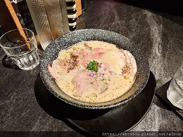 【台北】中山站拉麵店｜麒麟創作拉麵坊｜牛肝菌豚骨醬油拉麵｜台
