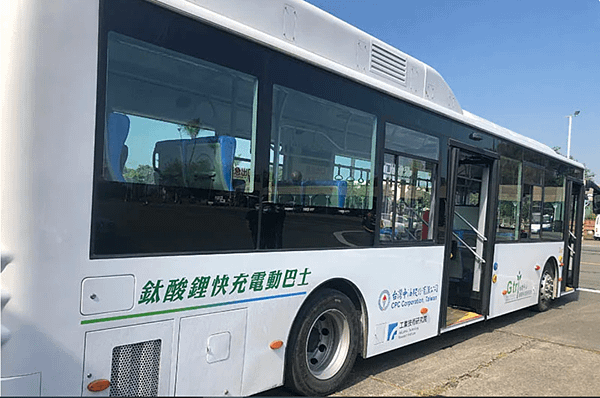 中油成功研究鈦酸鋰電池展現首輛大巴士.PNG