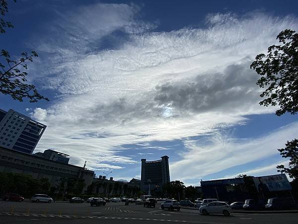 望向大愛台藍天白雲(2022.07.06).jpg