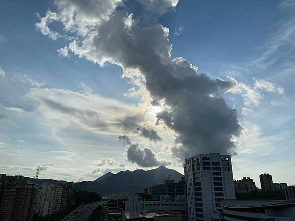 望向觀音山的藍天白雲(2022.07.02 (1).jpg