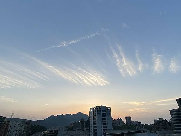 望向觀音山的彩霞(2022.07.13)(2).jpg