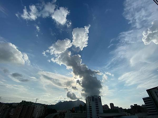 望向觀音山的藍天白雲(2022.07.02 (5).jpg