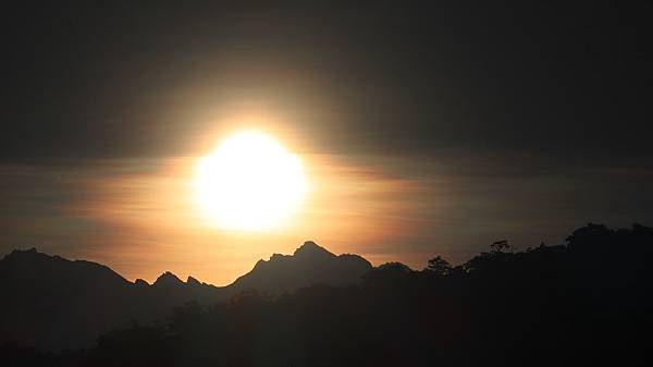 為天地寫日記(雪山登山口日出，武陵農場、梨山、合歡山風景)