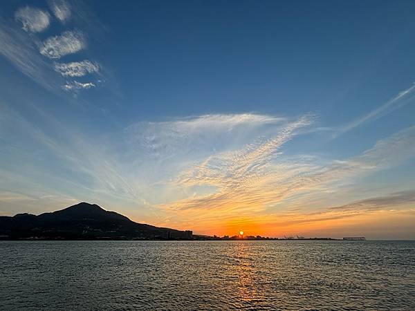 為天地寫日記(淡水夕陽、貓與朱槿)(2023.11.08)