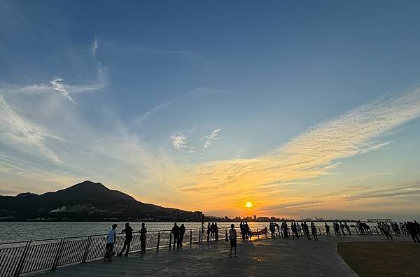 為天地寫日記(淡水夕陽、貓與朱槿)(2023.11.08)