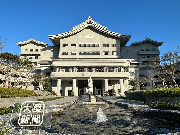 為天地寫日記(大愛新聞立牌、眼鏡中的世界)(2023.11.