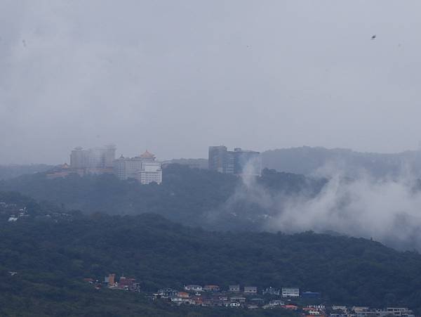 為天地寫日記(陽明山日出、淡水河岸芒草與鳥、文化大學雲霧)