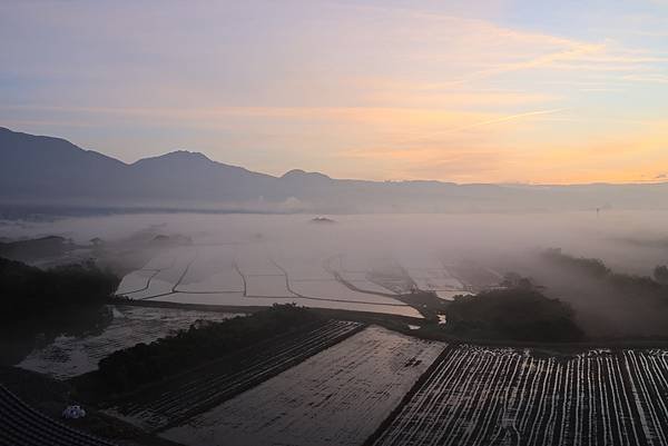 為天地寫日記(關渡平原起霧、大愛台倒影、耕耘、靜思堂與宇宙大