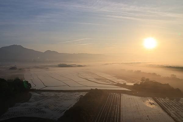 為天地寫日記(關渡平原起霧、大愛台倒影、耕耘、靜思堂與宇宙大