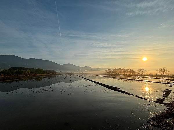 為天地寫日記(關渡平原起霧、大愛台倒影、耕耘、靜思堂與宇宙大