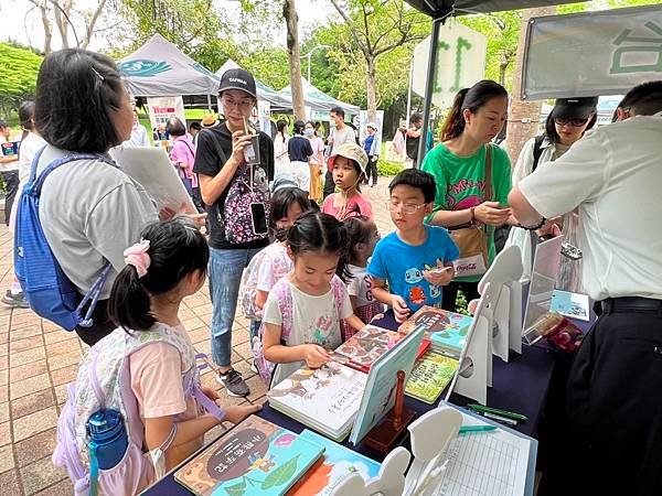 生活分享(大安森林公園蔬食無痕日，推廣大愛之友)