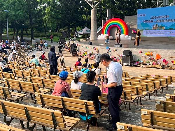 生活分享(大安森林公園蔬食無痕日，推廣大愛之友)