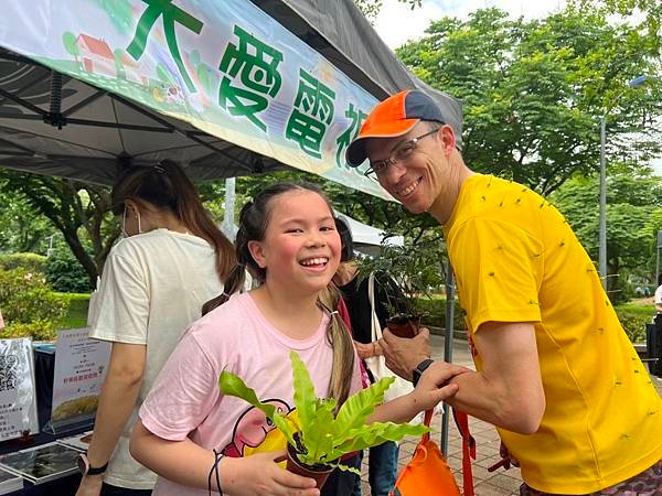 生活分享(大安森林公園蔬食無痕日，推廣大愛之友)