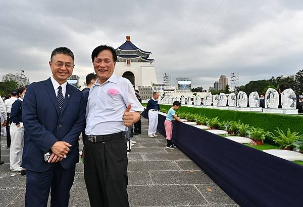 生活分享(浴佛大典、雨中的雷射光)(2024.05.12)