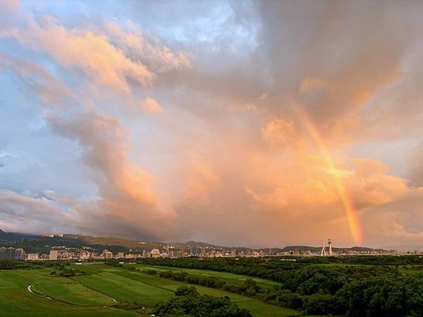 為天地寫日記(颱風前的彩虹)(2024.09.30)