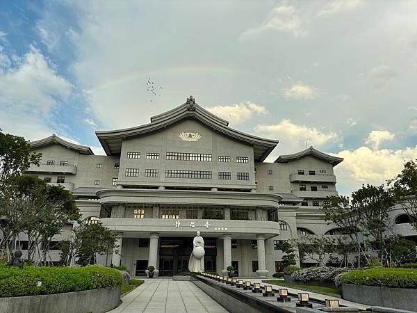 為天地寫日記(關渡靜思堂與彩虹)(2024.08.21)