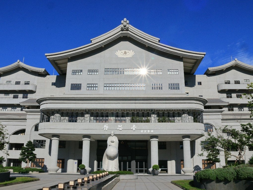 為天地寫日記(關渡靜思堂光影)(2025.04.22)