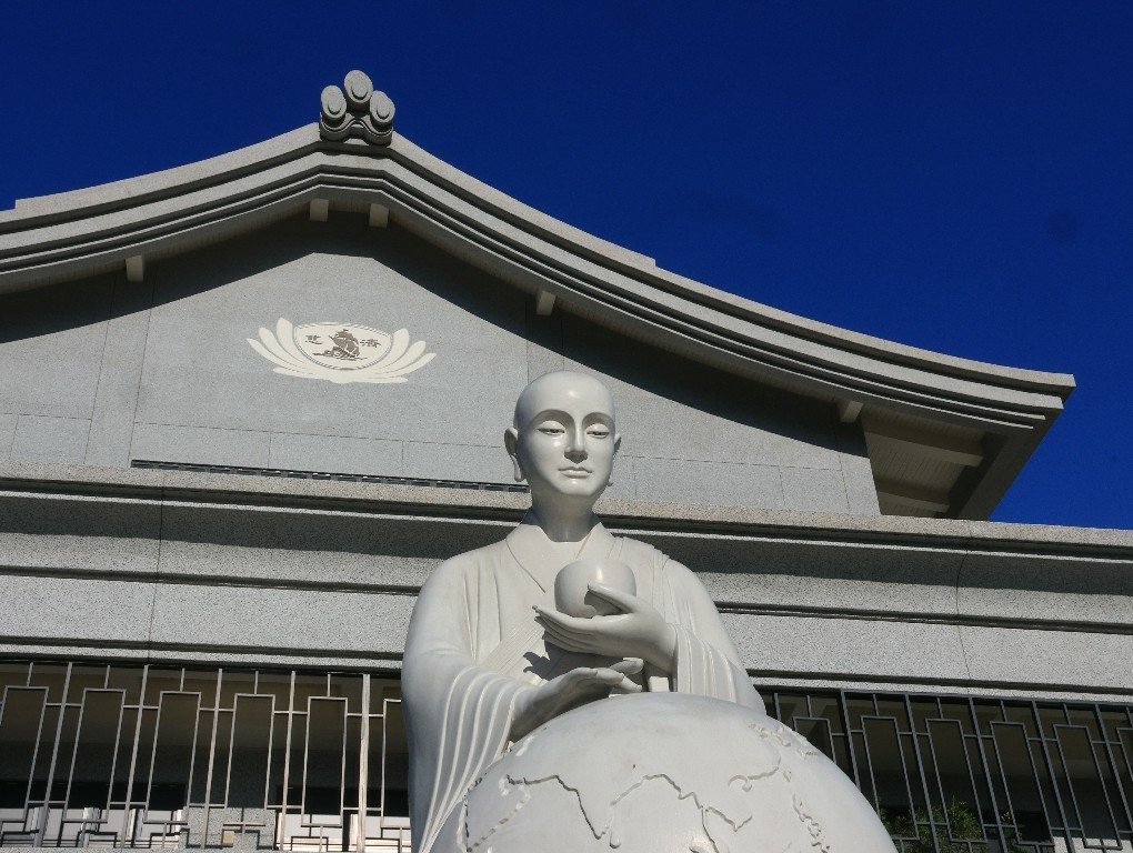 為天地寫日記(關渡靜思堂光影)(2025.04.22)