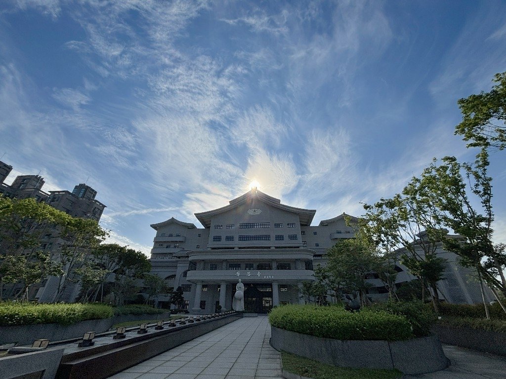 為天地寫日記(關渡靜思堂光影)(2025.04.22)