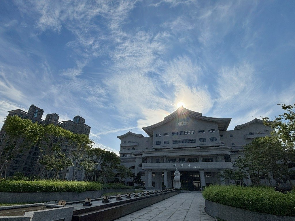 為天地寫日記(關渡靜思堂光影)(2025.04.22)