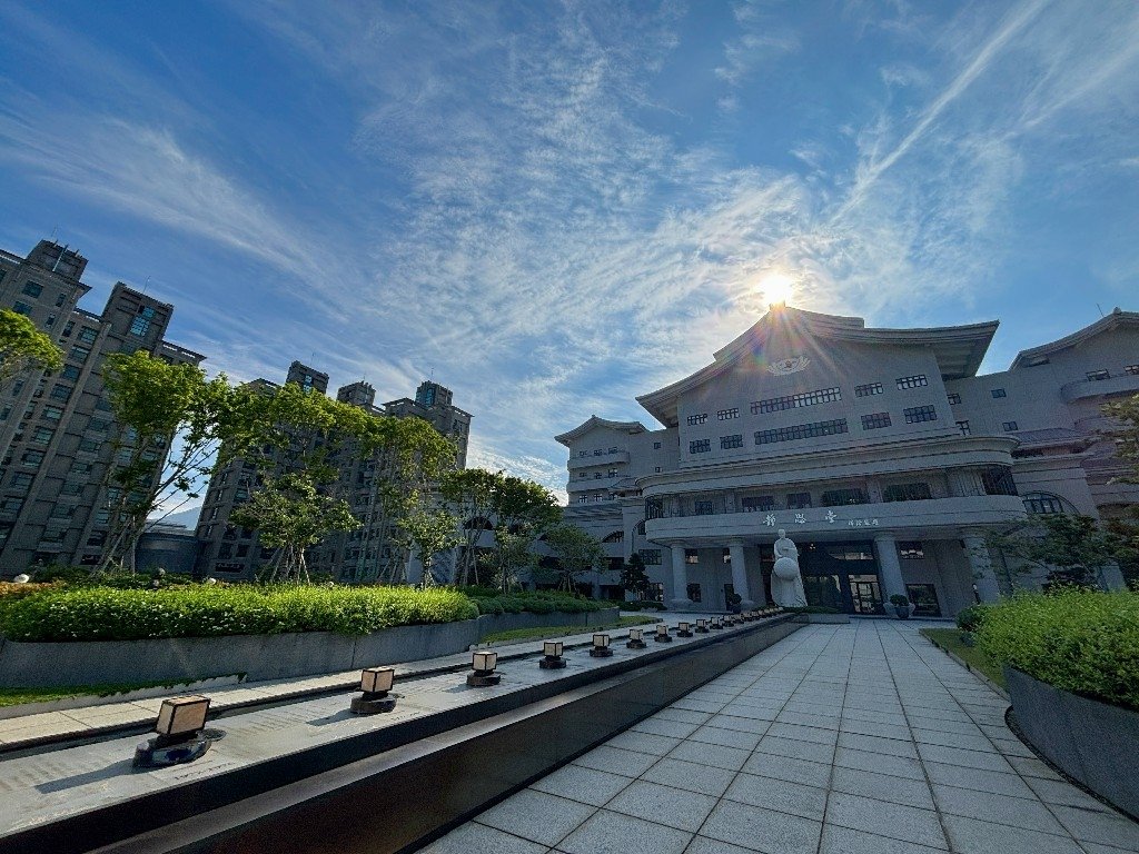 為天地寫日記(關渡靜思堂光影)(2025.04.22)