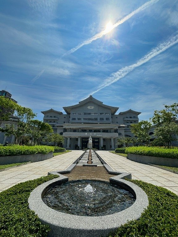 為天地寫日記(關渡靜思堂光影)(2025.04.22)
