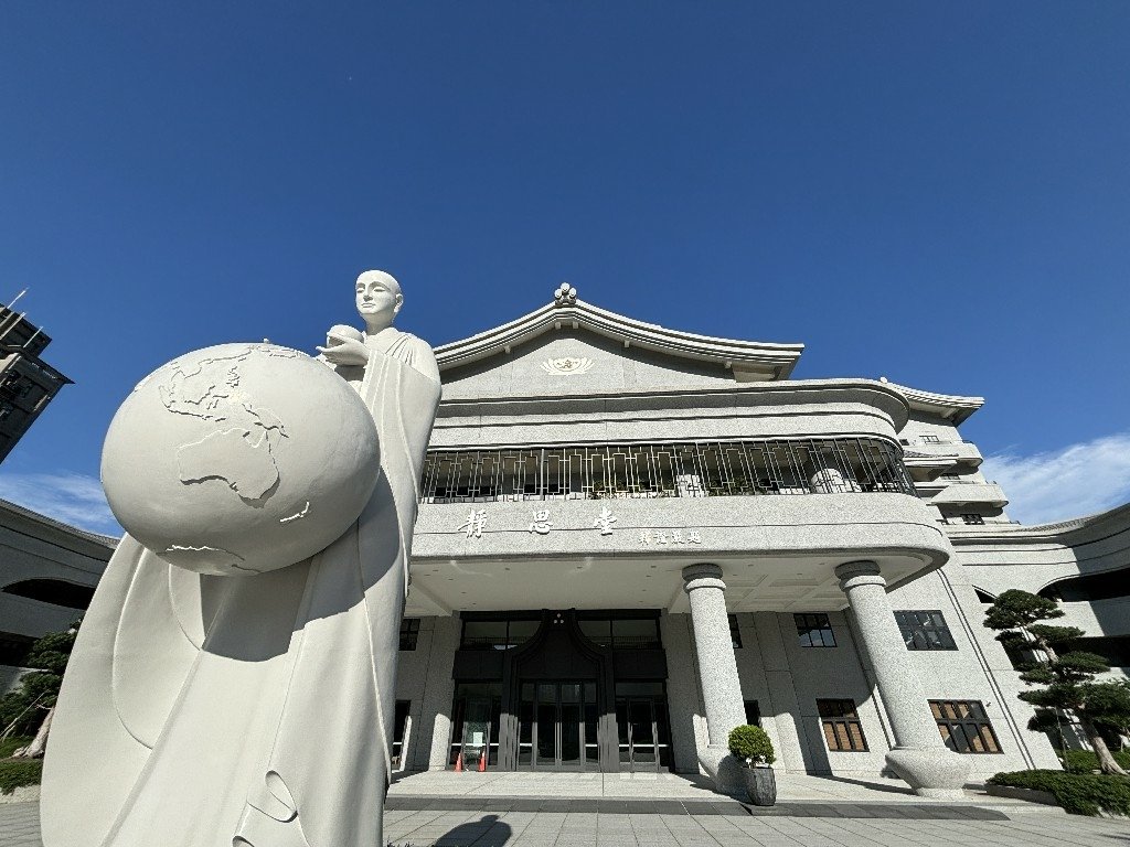 為天地寫日記(關渡靜思堂光影)(2025.04.22)