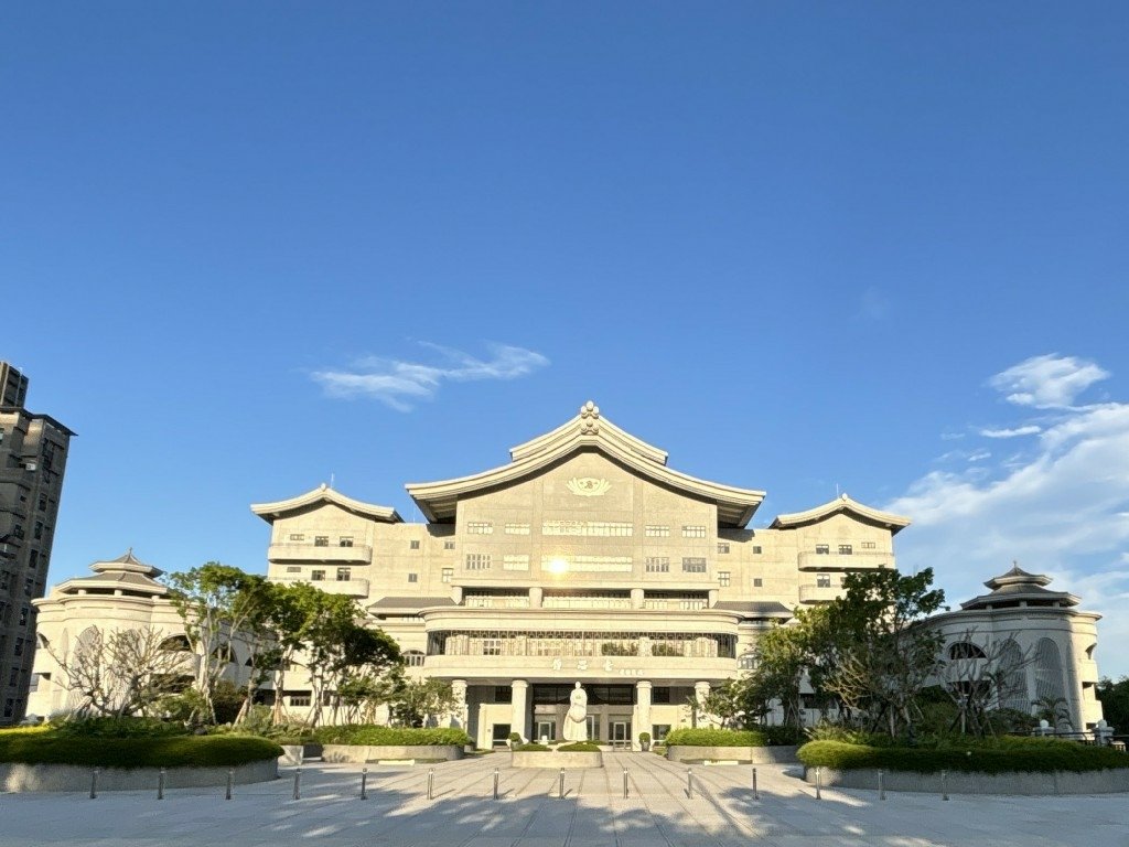 為天地寫日記(關渡靜思堂光影)(2025.04.22)