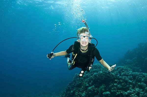 diver_suffering_from_nitrogen_narcosis_removes_regulator