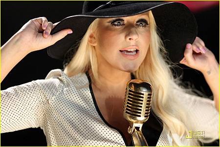 christina-aguilera-moves-like-jagger-video-shoot-with-adam-levine-03