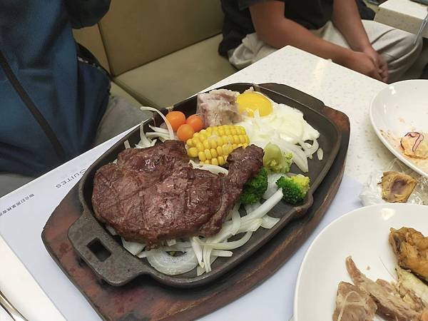 台北德立莊酒店魅麗海中庭餐廳~點排餐即享用超豐盛沙拉吧~場地