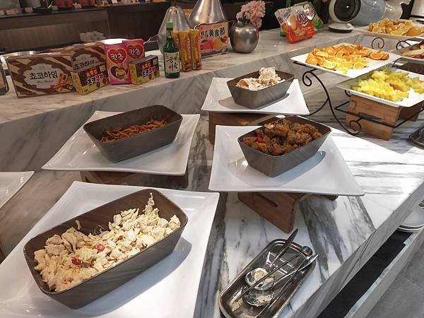 台北德立莊酒店魅麗海中庭餐廳~點排餐即享用超豐盛沙拉吧~場地